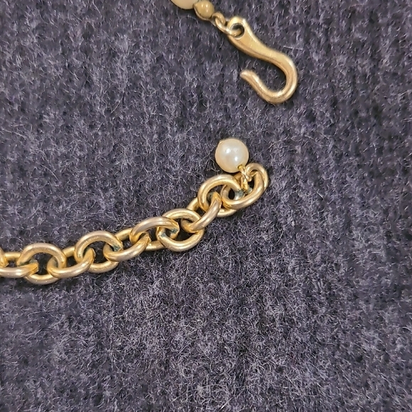 Elegant Vintage Faux Pearl Necklace with Gold Accents - Picture 5 of 6